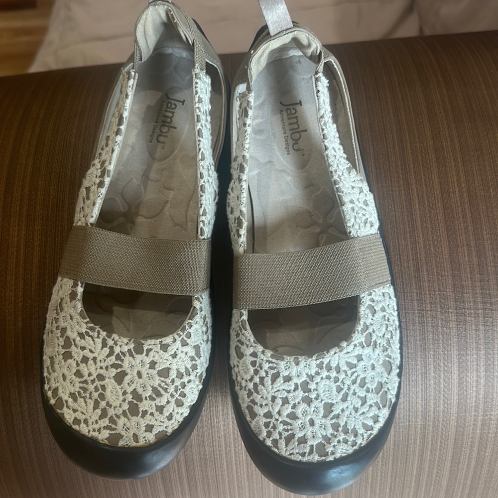 Jambu Adventure Designa in great condition.  Súper confortable.